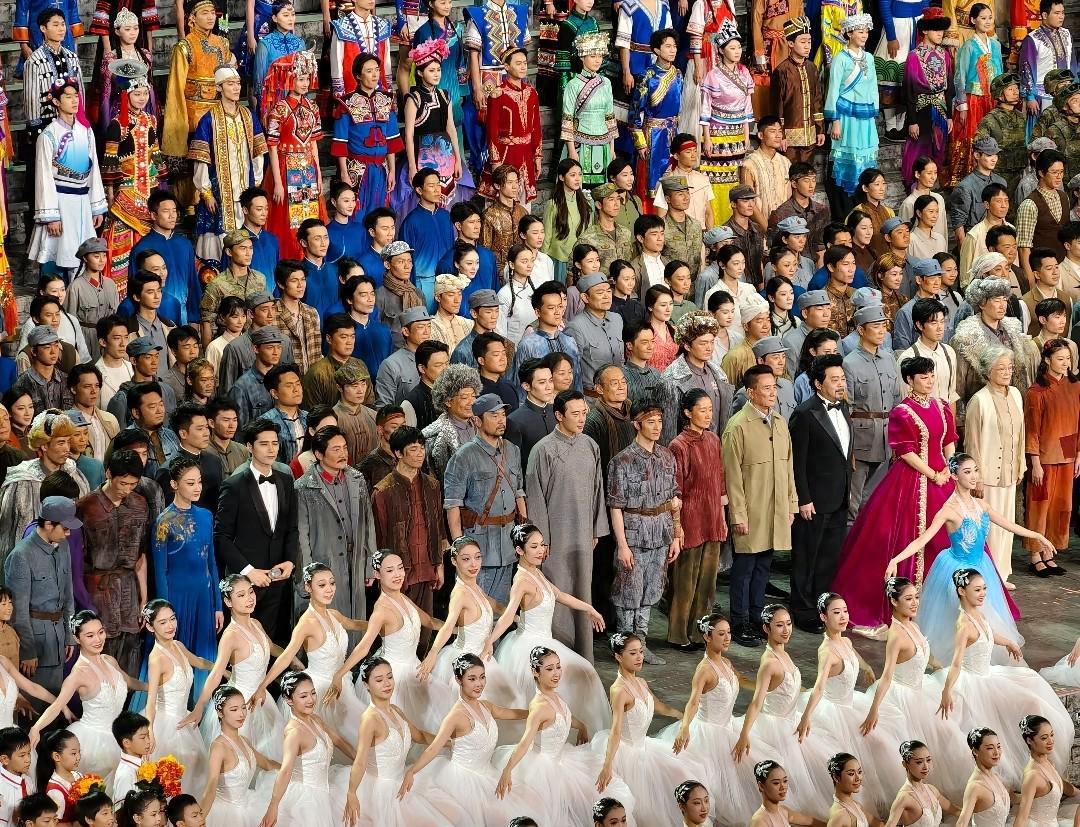 吴越晒九三文艺晚会后台照，罗晋刘昊然累趴坐地上，幕后热闹有序